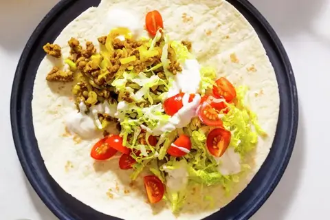 Wrap med karrykrydret oksekød, salat og yoghurtdip