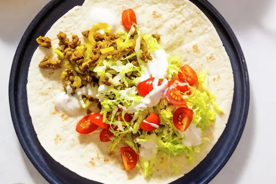 Wrap med karrykrydret oksekød, salat og yoghurtdip — RetNemts eget foto