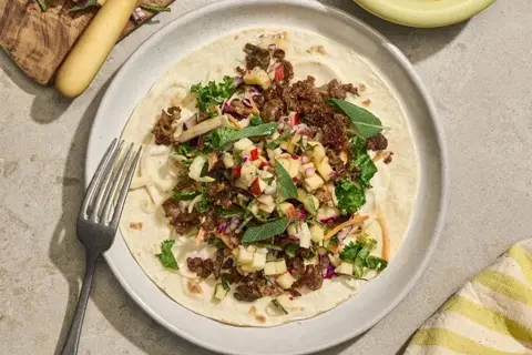 Krondyrswrap med æble/salviesalsa, trøffelmayonnaise og salat
