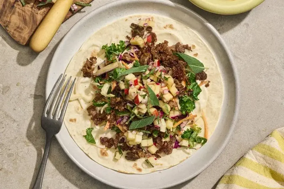 Krondyrswrap med æble/salviesalsa, trøffelmayonnaise og salat — RetNemts eget foto
