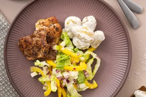 Citruskrydret kyllingelårsteak med frisk salat og cæsarcremet kartoffelsalat