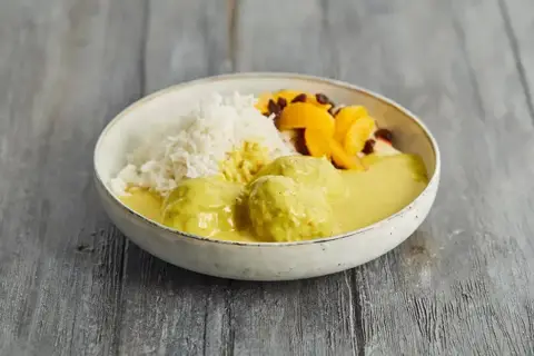 Heat: Boller i karry med salat af syrlige æbler, rosiner og appelsin