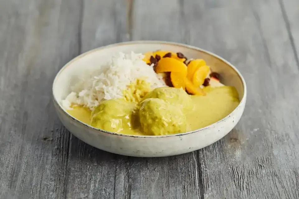 Heat: Boller i karry med salat af syrlige æbler, rosiner og appelsin — Skagenfoods eget foto