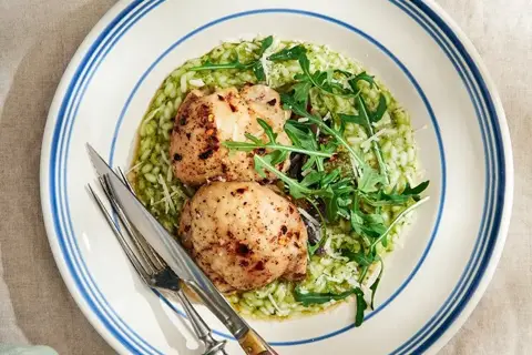 Ovnbagt kylling med basilikumrisotto og rucola