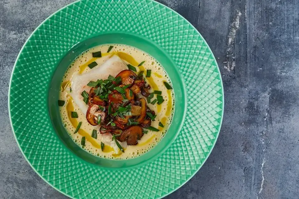 Jordskokkesuppe med bagt lange og stegte marksvampe — Skagenfoods eget foto