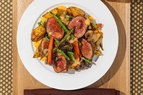 Oksetykstegsbøf med chilibearnaise og krydderkartofler