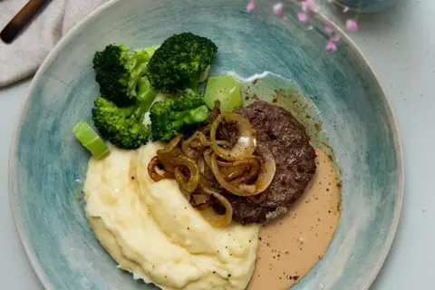 Hakkebøf med bløde løg og kartoffelmos