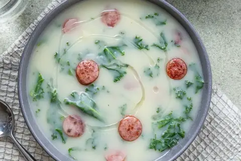 Caldo verde suppe med kartofler, grønkål og linquica pølse