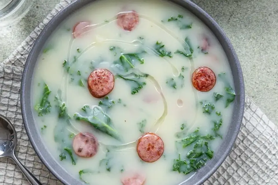 Caldo verde suppe med kartofler, grønkål og linquica pølse — RetNemts eget foto