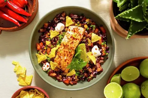 Mexicansk-inspireret laks og rissalat med majs og nachos