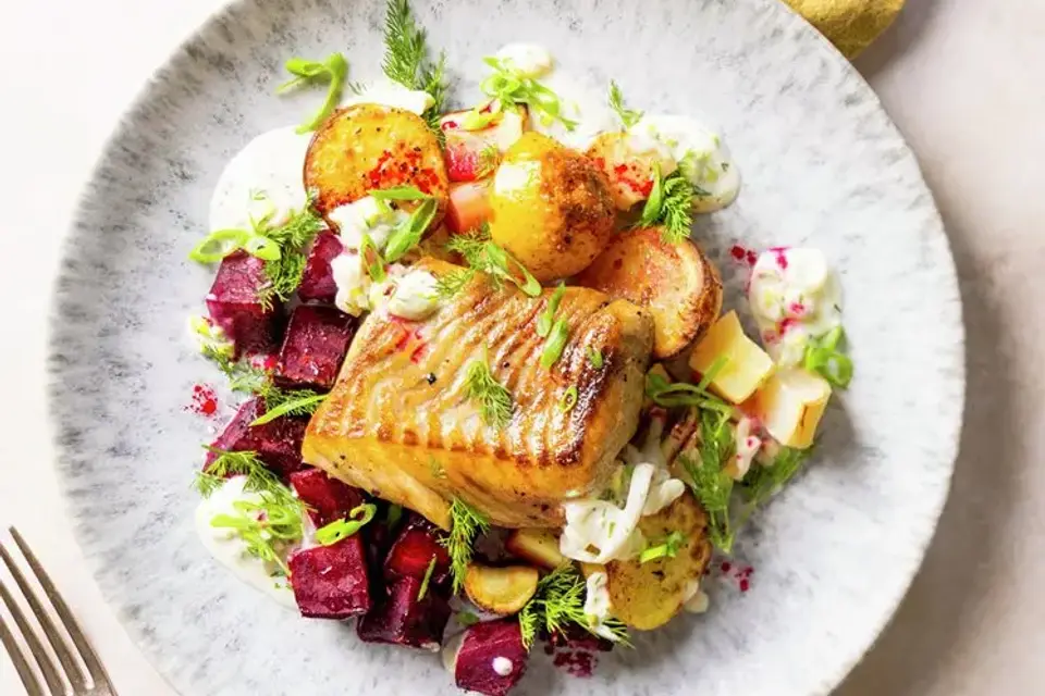 Stegt fisk med bagte balsamicorødder og dildsauce — RetNemts eget foto