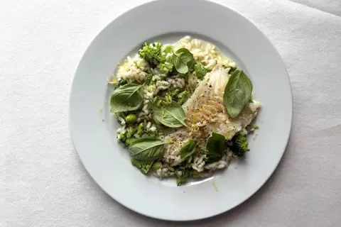 Stegt fisk med risotto med ærter og broccoli