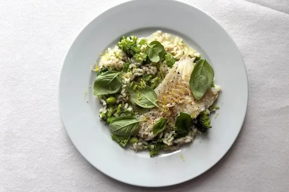 Stegt fisk med risotto med ærter og broccoli — Skagenfoods eget foto