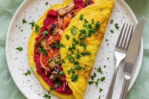 Æggewraps med rødbedehummus, svampe og kimchikål