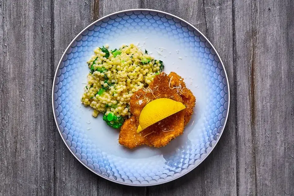 Friteret rødspættefilet med fregola sarda, broccoli og bavnehøjost — Skagenfoods eget foto