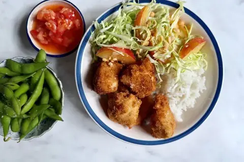 Fiskenuggets med tomatdip, edamame og kålsalat med blomme