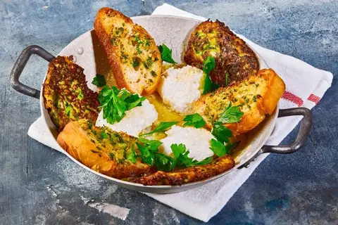 Gratineret kuller med courgettefritter og hvidløgscroutoner