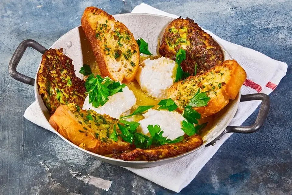 Gratineret kuller med courgettefritter og hvidløgscroutoner — Skagenfoods eget foto