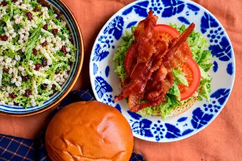 BLT sandwich med perlebygsalat