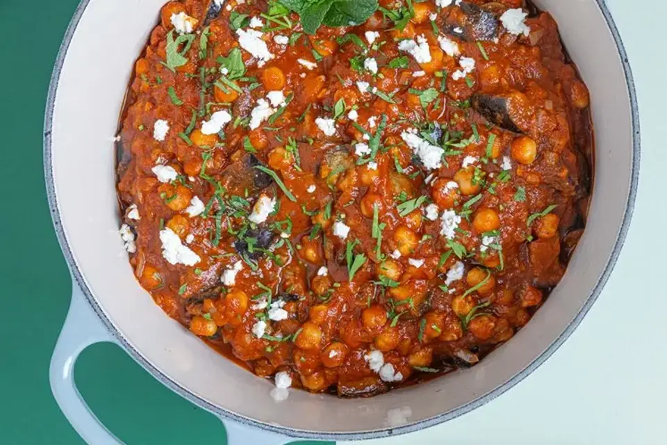 Libanesisk inspireret moussaka gryde med smør-hvidløgsristet spinat på varmt brød — RetNemts eget foto
