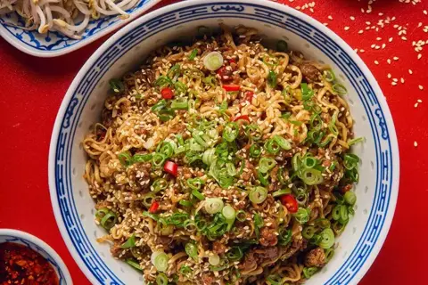 Zhajiangmian – Nudelwok med svinekød, chili, hvidløg, ingefær og bønnespirer
