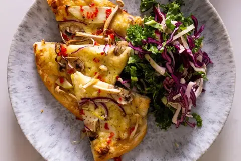 Portobellopizza med æble, løg og kålsalat