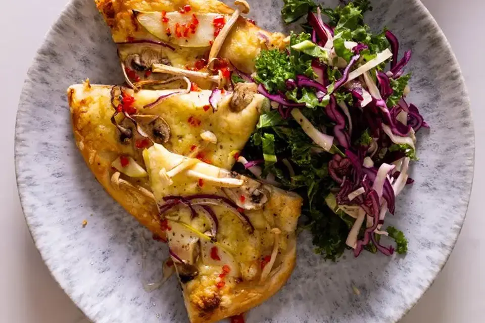 Portobellopizza med æble, løg og kålsalat — RetNemts eget foto