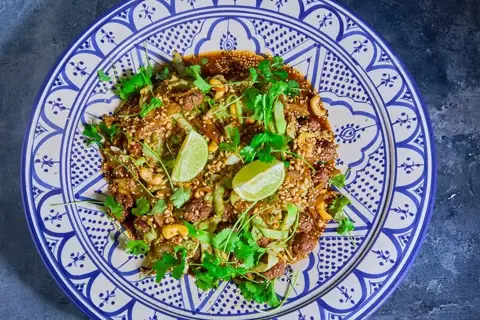 Okse og grøntsager med perlebyg, cashewnødder og spidskål