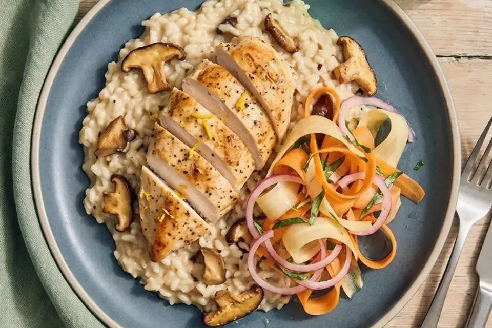 Kyllingebryst med shitake-risotto og estragonsyltede rodfrugter — RetNemts eget foto