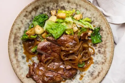 Svinekotelet med selleri/pæresalat og løgsky