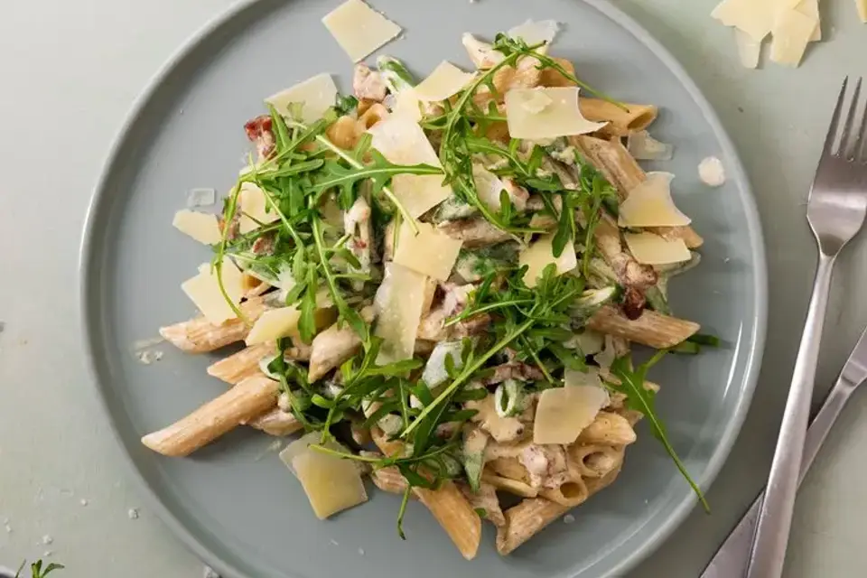 Fuldkornspasta med tørsaltet bacon og rucola — RetNemts eget foto