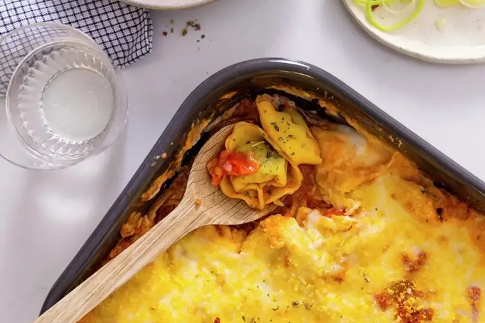 Gratineret ravioli i fad med bacon og porre — RetNemts eget foto