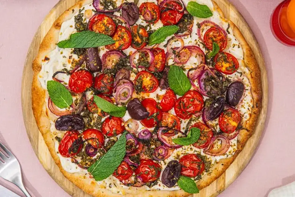 Græsk pizza med oliven, za'atar, cherrytomater og mynte — RetNemts eget foto