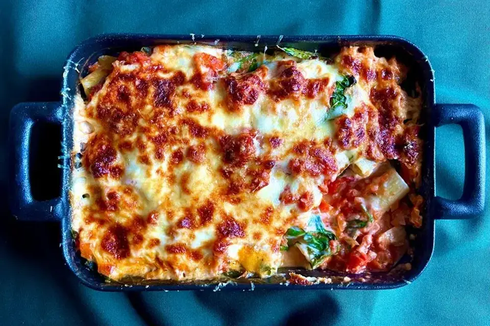 Rigatoni lasagnette med mørksej i tomatsauce med spinat — Skagenfoods eget foto