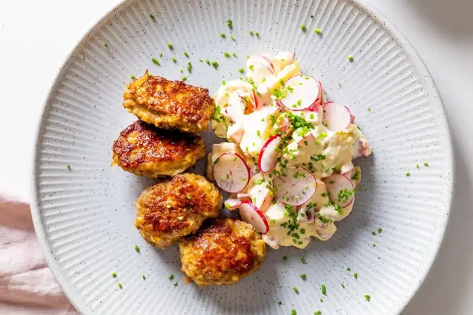 Frikadeller med kartoffelsalat og radiser — RetNemts eget foto