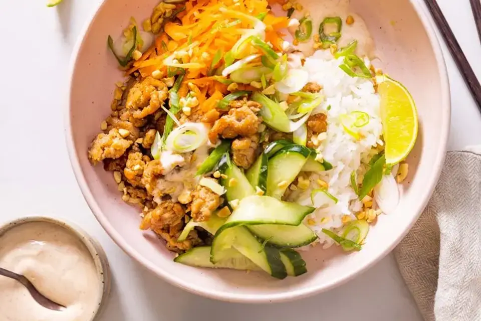 Rice bowl med teriyaki kylling og peanuts — RetNemts eget foto