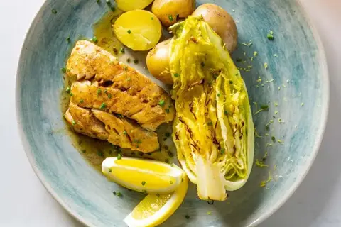 Stegt hvid fisk med purløg, bagt spidskål og brunet smør