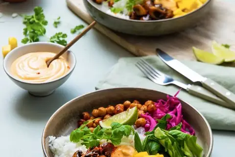 Grøntsagsbowl med teriyakisvampe, krydderbagte kikærter, ris, mango og chilimayonnaise