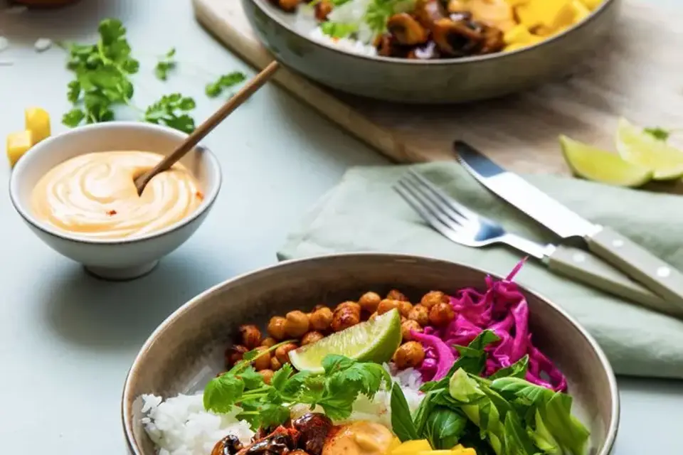 Grøntsagsbowl med teriyakisvampe, krydderbagte kikærter, ris, mango og chilimayonnaise — RetNemts eget foto