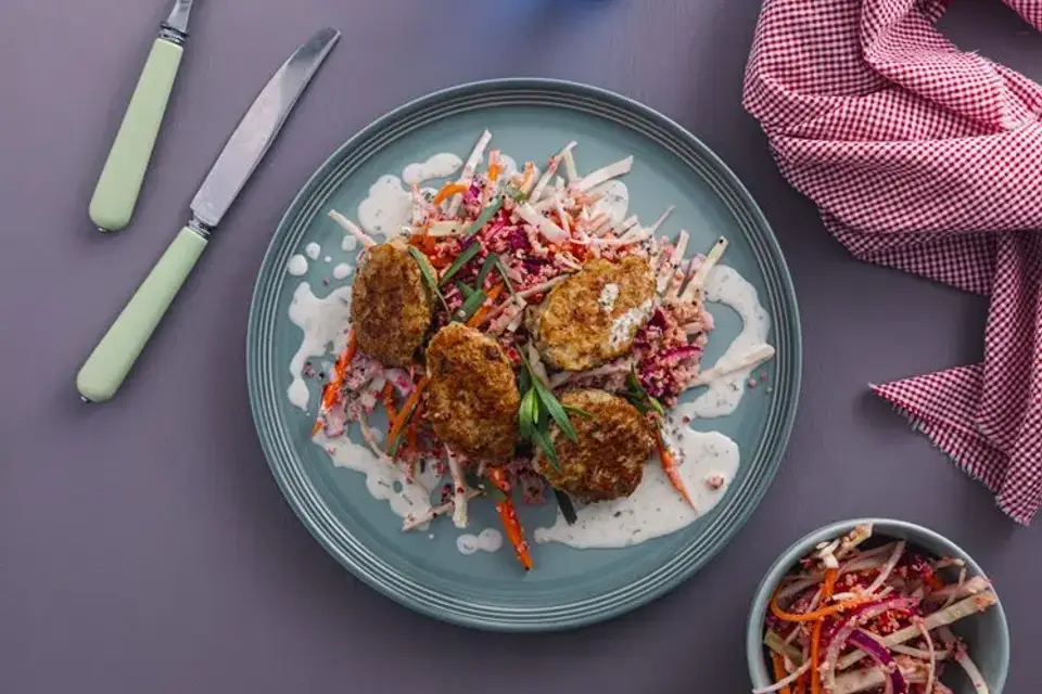 Frikadeller med quinoa/kålsalat og urtedressing — RetNemts eget foto