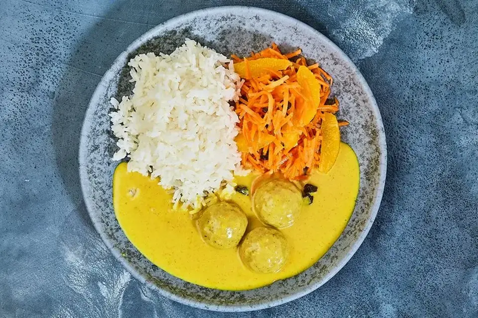 Budget HEAT: Klassiske boller i karry med ris og råkostsalat — Skagenfoods eget foto