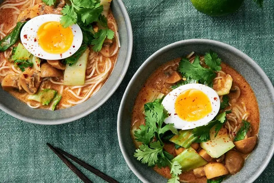 Malaysisk laksa med nudler, kokoscreme og æg — RetNemts eget foto