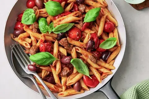 Casarecce i tomatsauce med oksetykkam, oliven og basilikum