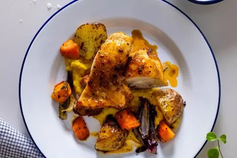Røget chili-kylling med majscreme og urtekartofler