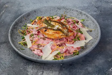 Hopballe kyllingebryst stegt med citron og rosmarin, dertil rødbederisotto rørt med k...