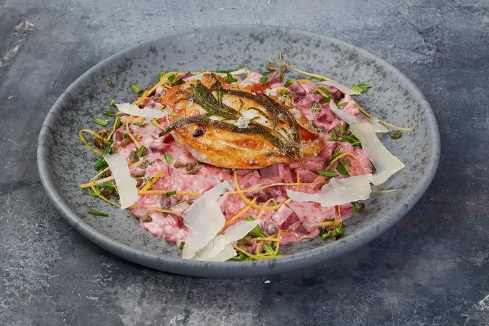Hopballe kyllingebryst stegt med citron og rosmarin, dertil rødbederisotto rørt med k... — Skagenfoods eget foto