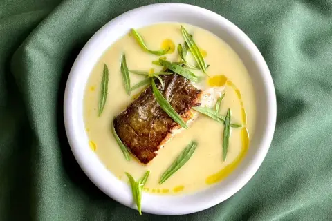 Blomkålssuppe med stegt hvilling og estragon