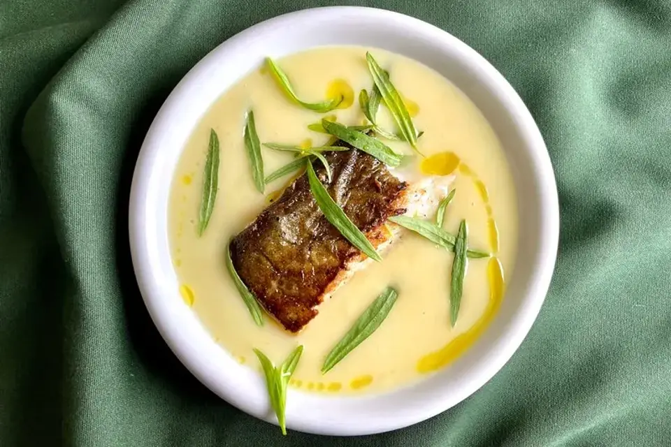 Blomkålssuppe med stegt hvilling og estragon — Skagenfoods eget foto