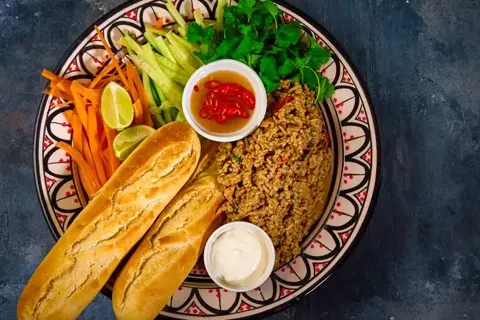 Bahn mi med gris, agurk & Vietnamesisk dip