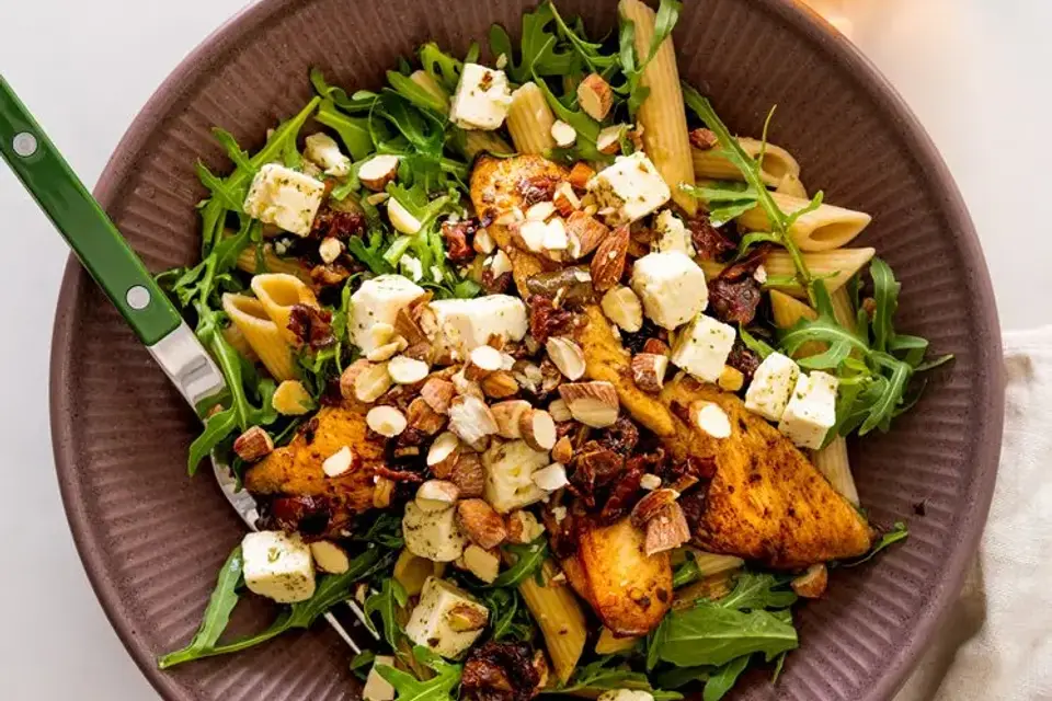 Lynstegt pestokylling med rucola og fuldkornspasta — RetNemts eget foto